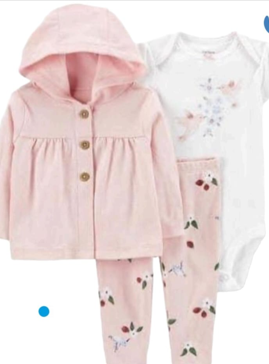 Conjunto de ropa para bebé: chaqueta rosa con capucha, pantalones estampados florales y body blanco.