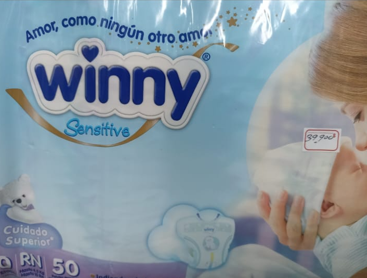 Paquete de pañales Winny Sensitive para bebé en color azul claro con imágenes de nubes y bebés, 50 unidades.