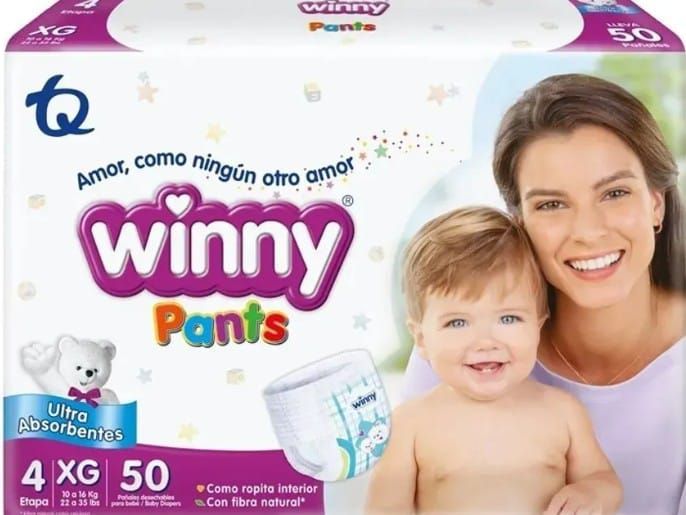 Paquete de pañales Winny Pants con una mujer y un bebé sonrientes sobre un fondo blanco.