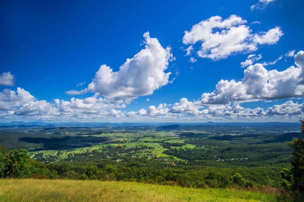 A View Of A Lush Green Valley From The Top Of A Mountain — Australian Rock Walls In Mt Tamborine, QLD