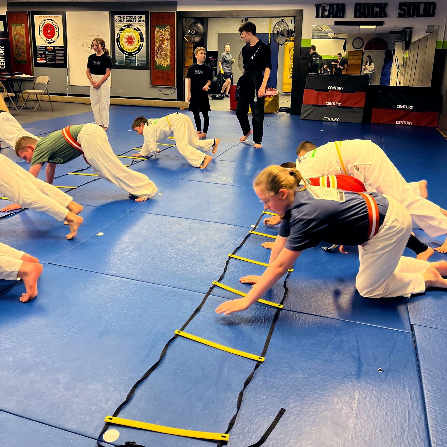 group shot of enthusiastic MMA students in a workout
