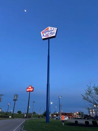 white castle pylon-pole sign