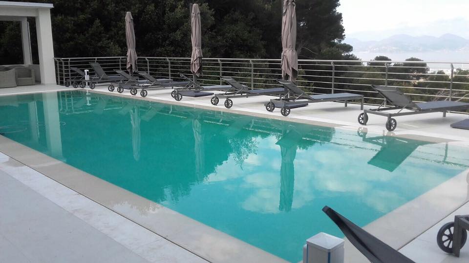 rivestimenti in pietra per piscina esterna