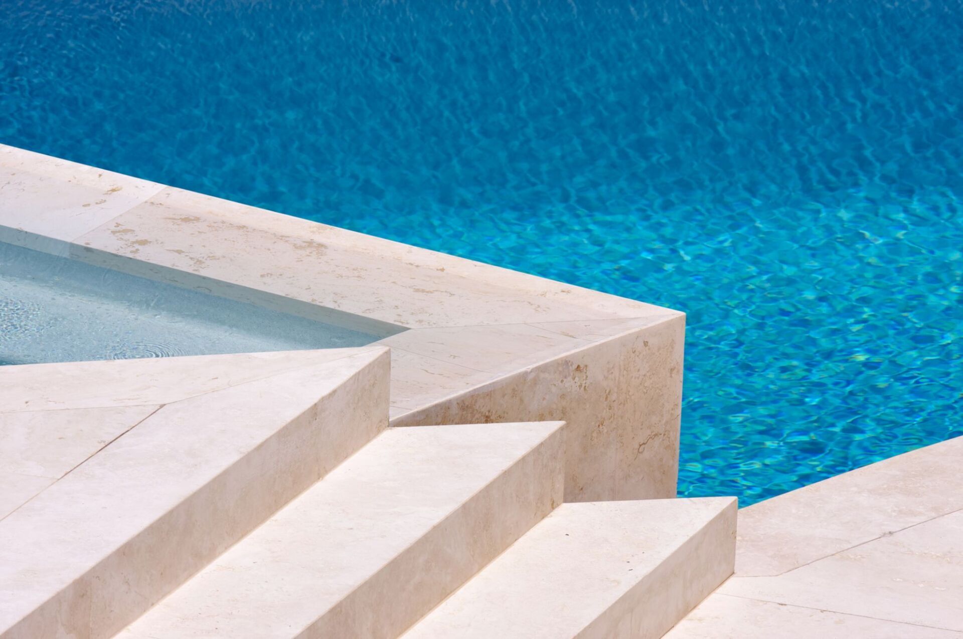 scale in pietra per piscina esterna
