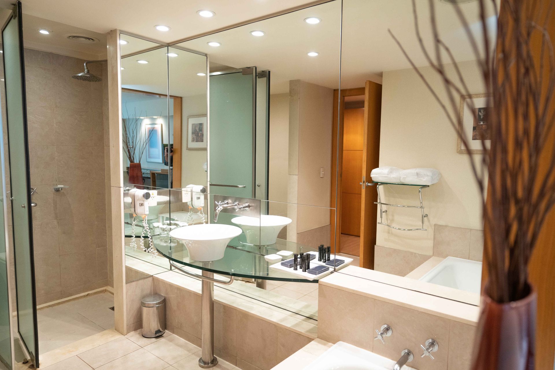 Un baño con dos lavabos y un espejo grande.