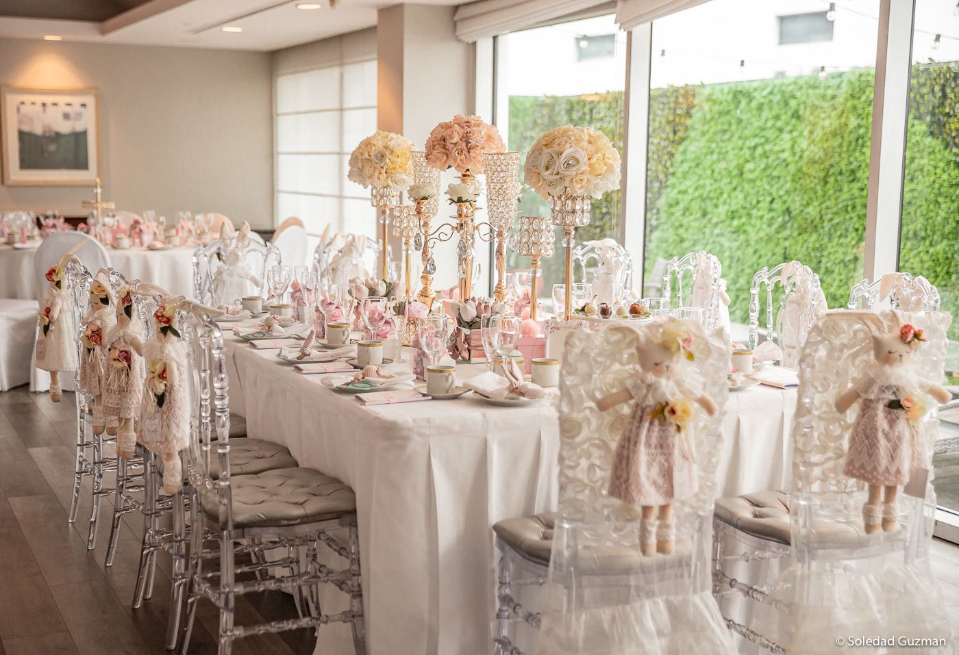Una mesa larga y sillas preparadas para una recepción de boda.