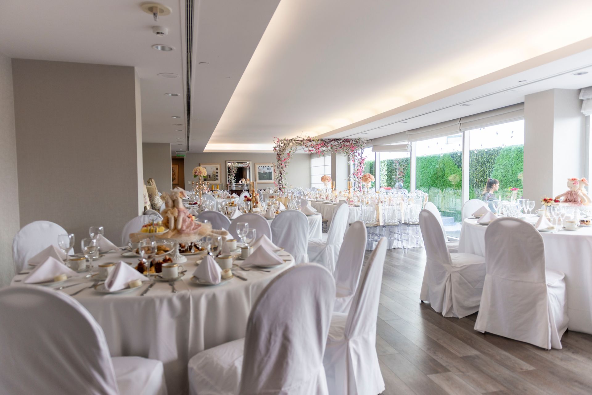 Una gran sala con mesas y sillas preparadas para una recepción de boda.