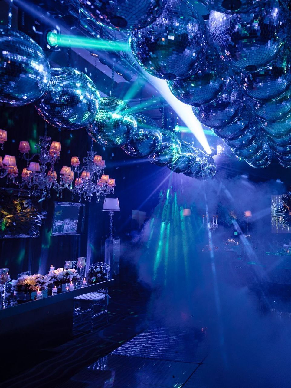 Una habitación con muchas bolas de discoteca colgando del techo.