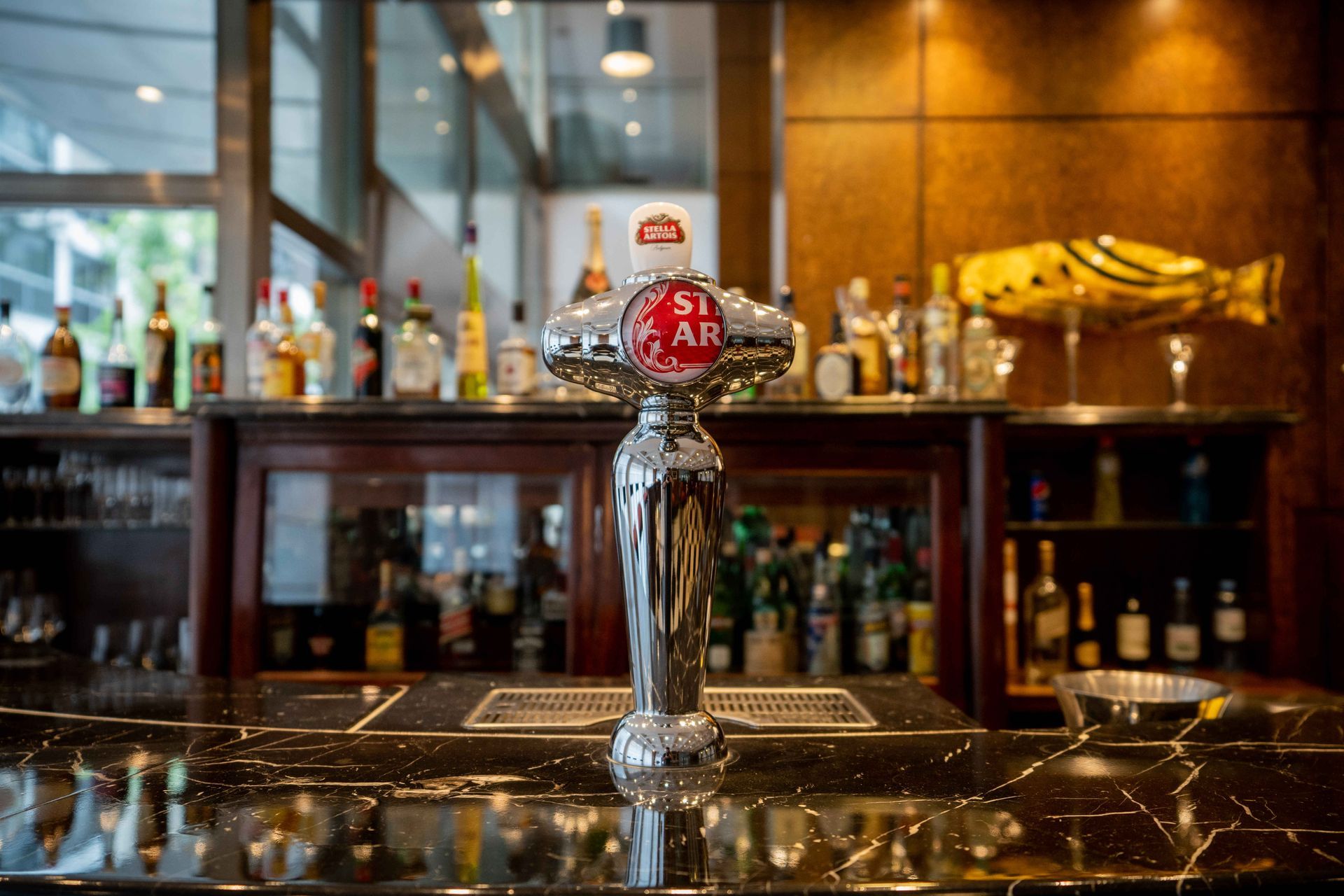Un bar con un grifo de cerveza en el medio.