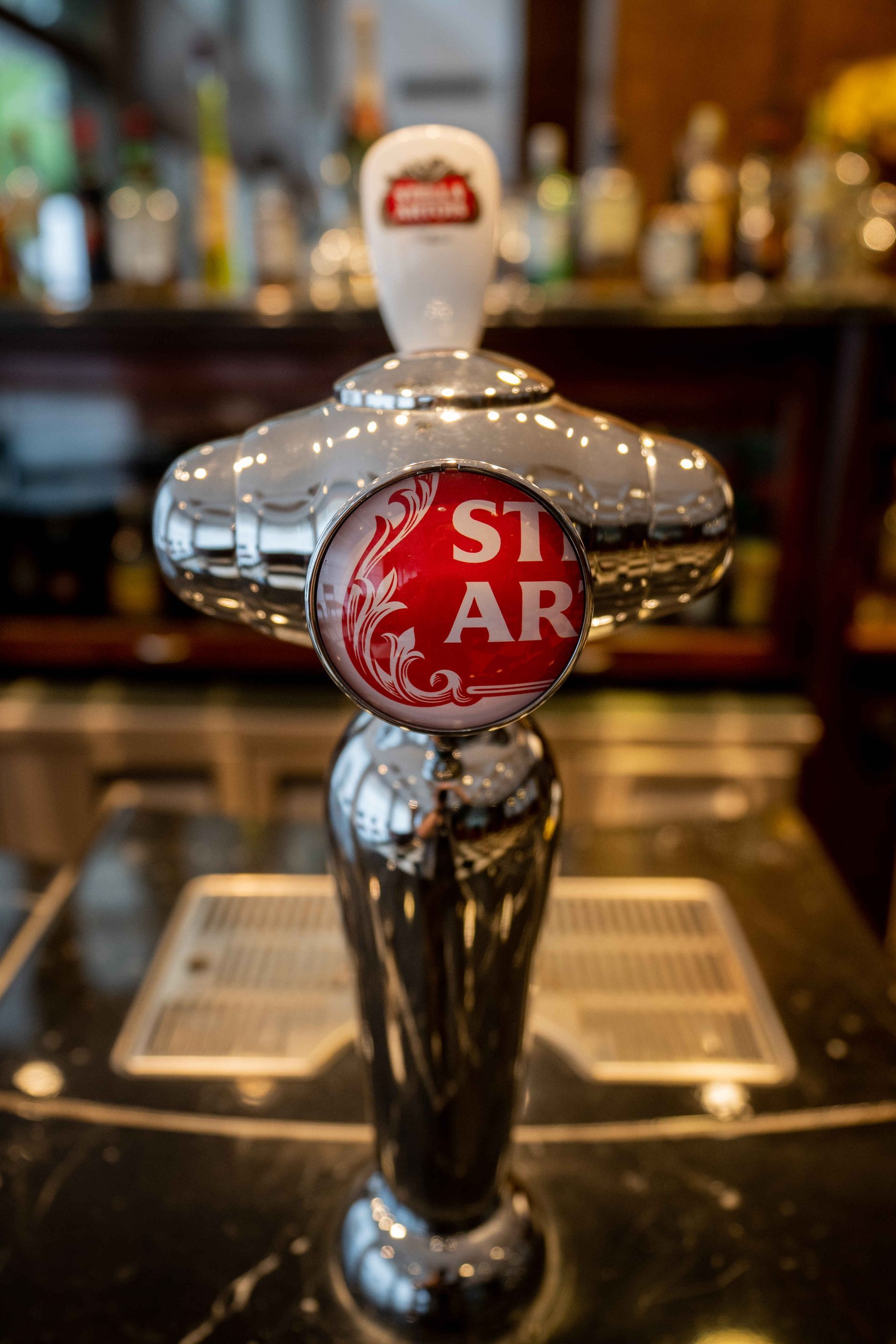 Un primer plano de un grifo de cerveza en un bar.