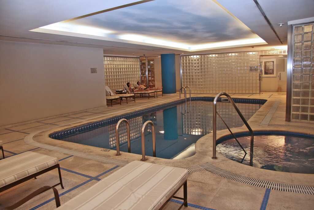 Una gran piscina cubierta con una escalera que conduce a ella.
