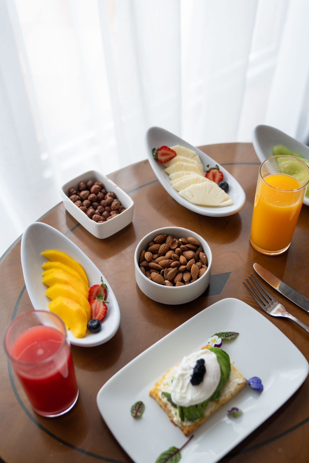 Una mesa cubierta con platos de comida y bebidas.