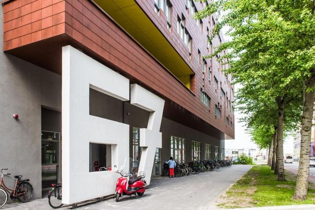 Ingang van het gebouw met groot wit 