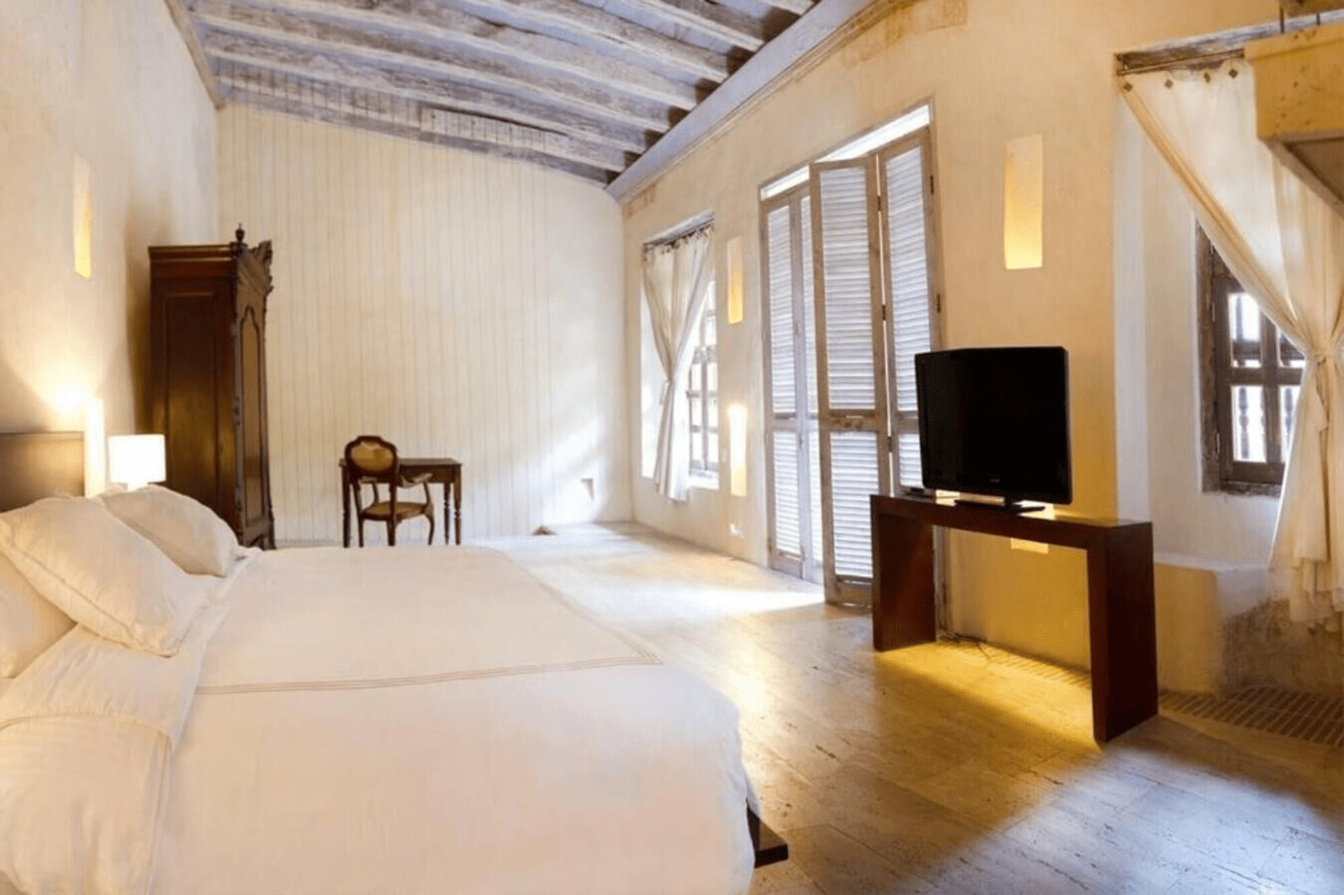 Hay una cama grande en el medio de la habitación.