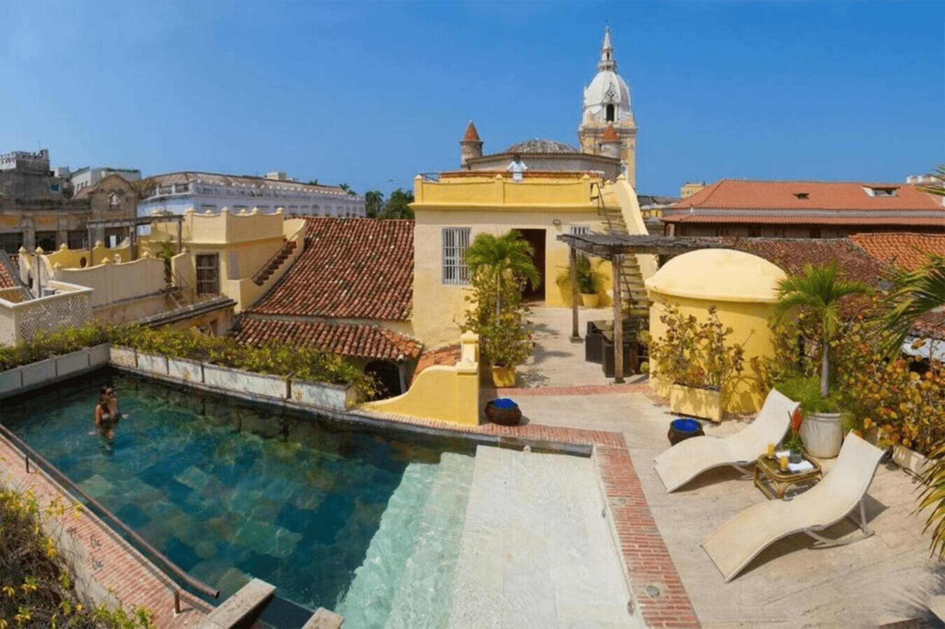Una gran piscina en la azotea de un edificio.