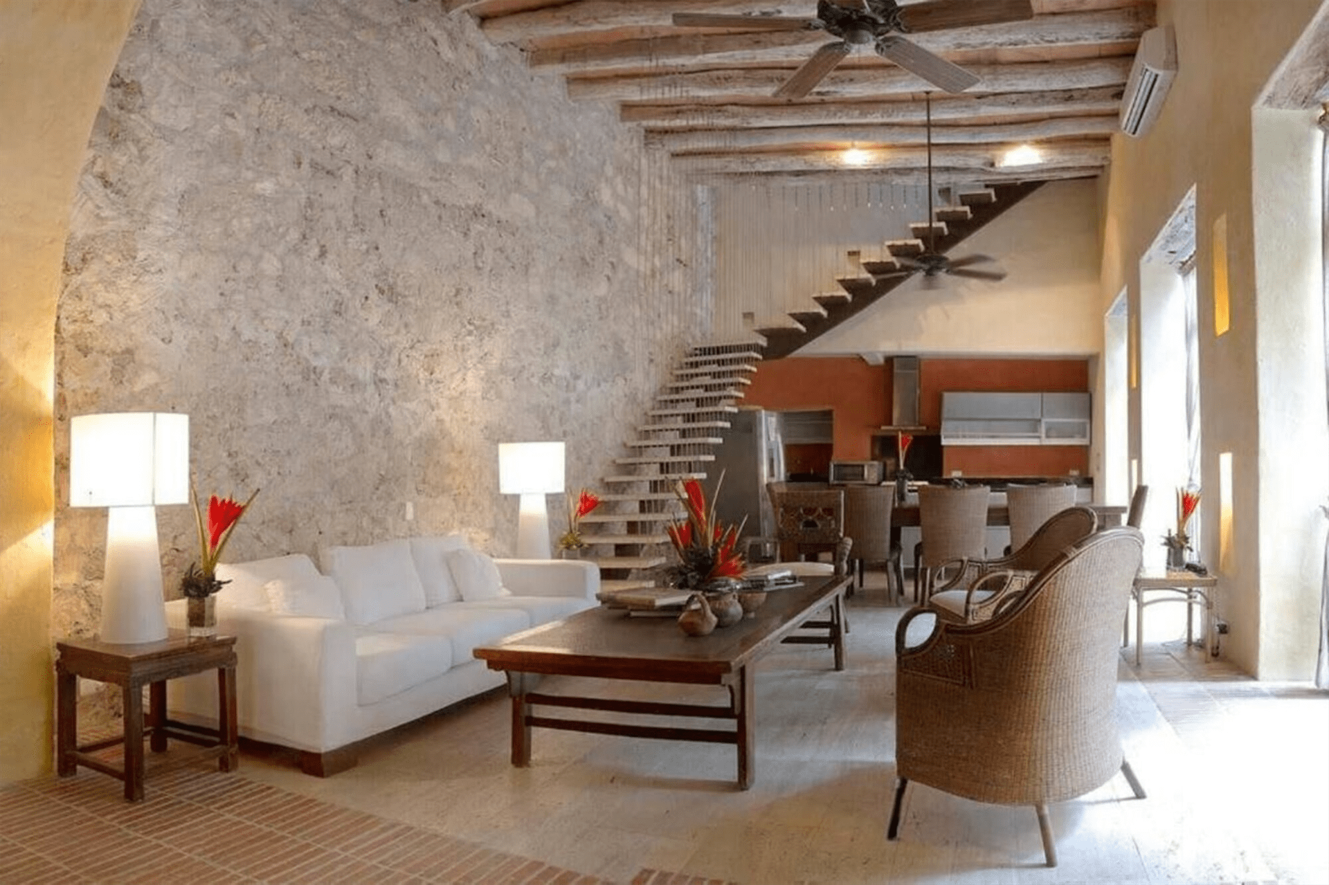 Una sala de estar con una escalera que conduce al segundo piso.