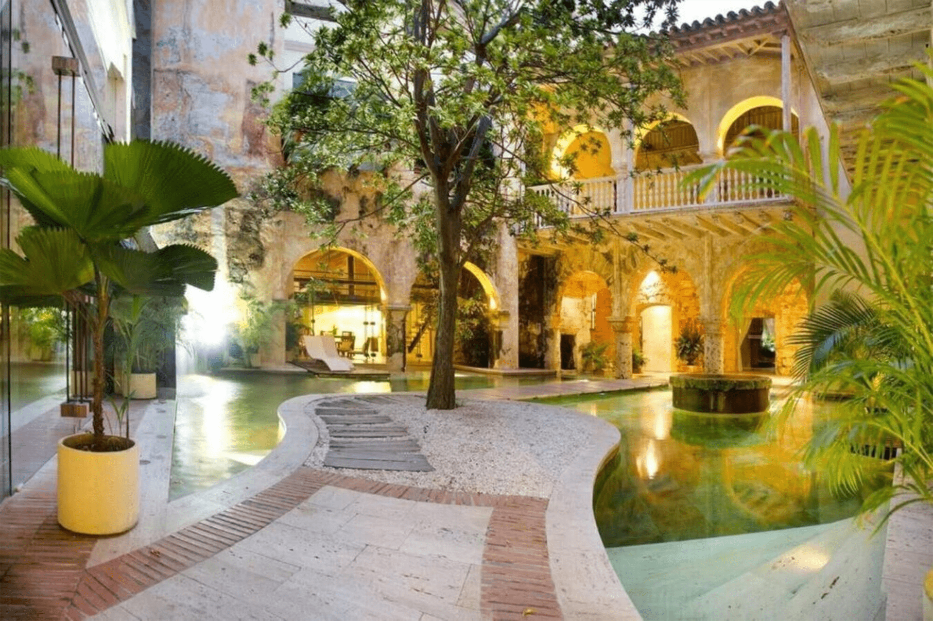 Un gran edificio con una piscina en el medio.