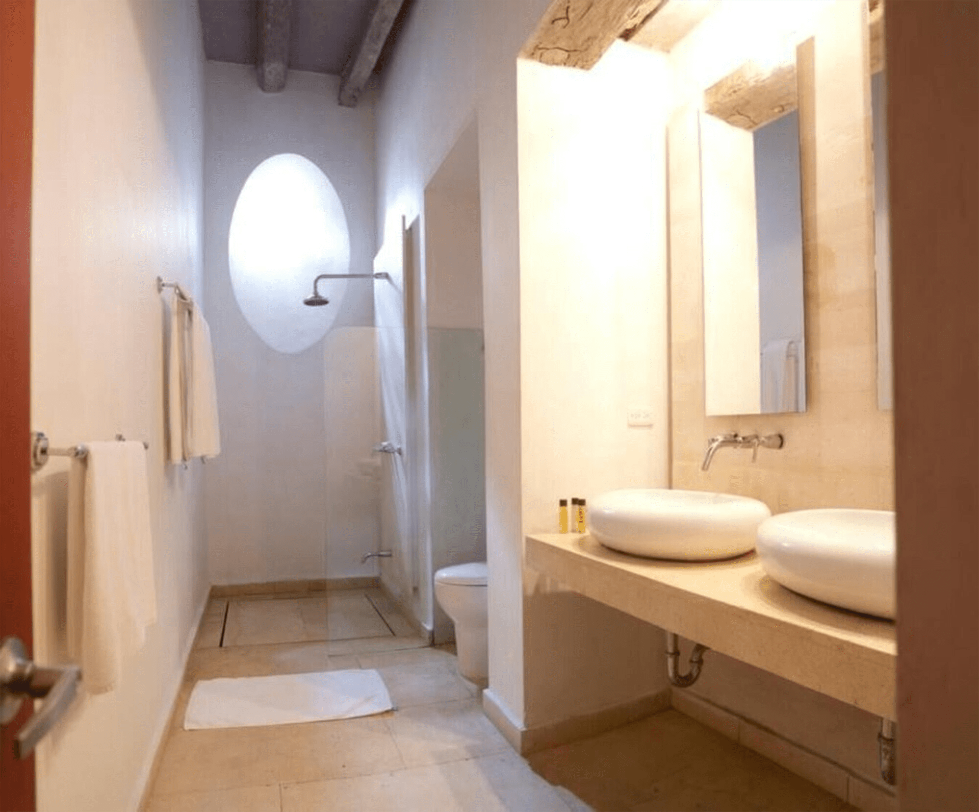 Un baño con dos lavabos, un inodoro y una ducha.