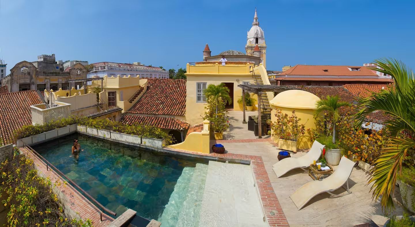 Una vista aérea de una piscina en el tejado de un edificio.