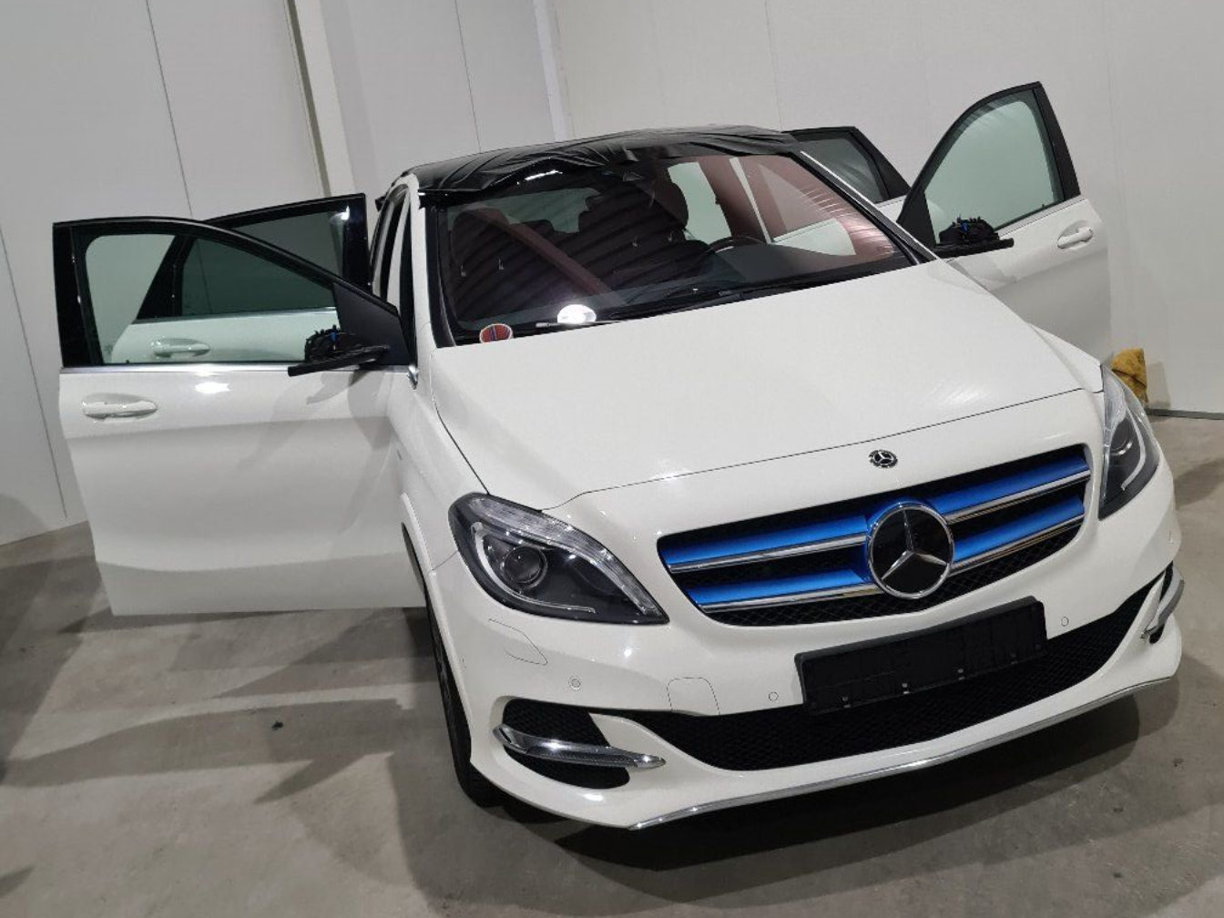 Auto voorzien van professionele carwrap en styling door JJ Sign met strakke zwarte afwerking