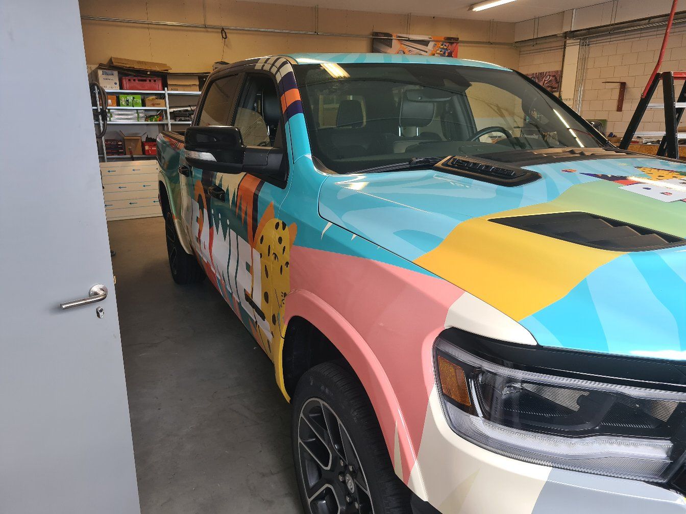 Doge Ram professioneel carwrapping en styling door JJ Sign voor het jaarlijkse feest Heamiel