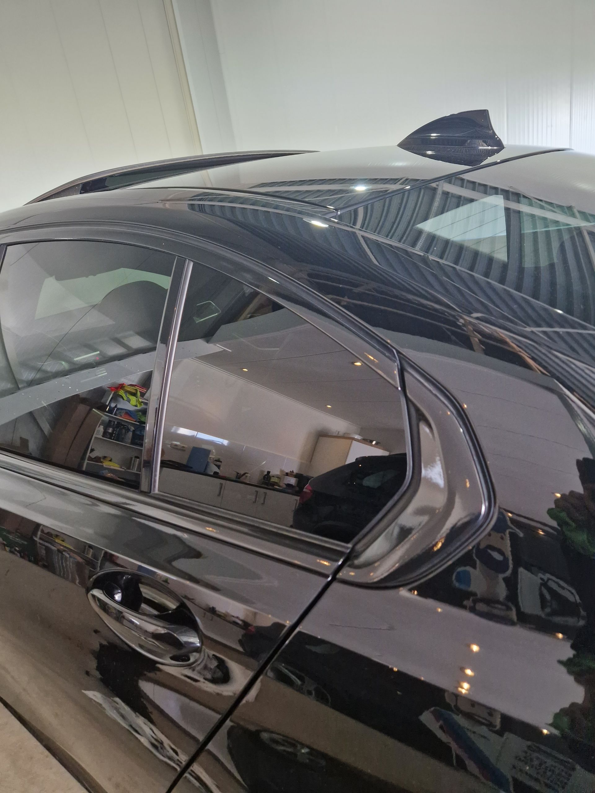 Donkere auto waarvan de achterramen voorzien is van raamfolie