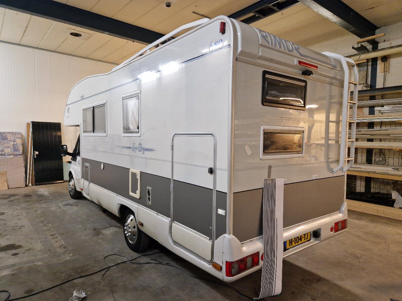 Camper met strakke carwrap en stylingdetails professioneel aangebracht door JJ Sign