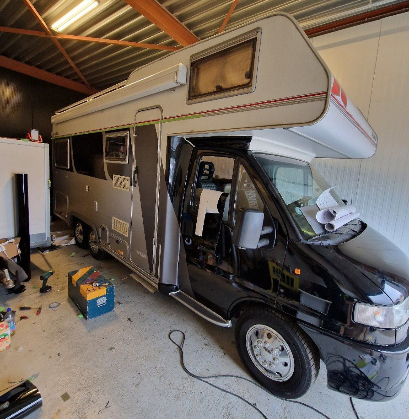 Camper met professionele carwrap en voertuigstyling uitgevoerd door JJ Sign
