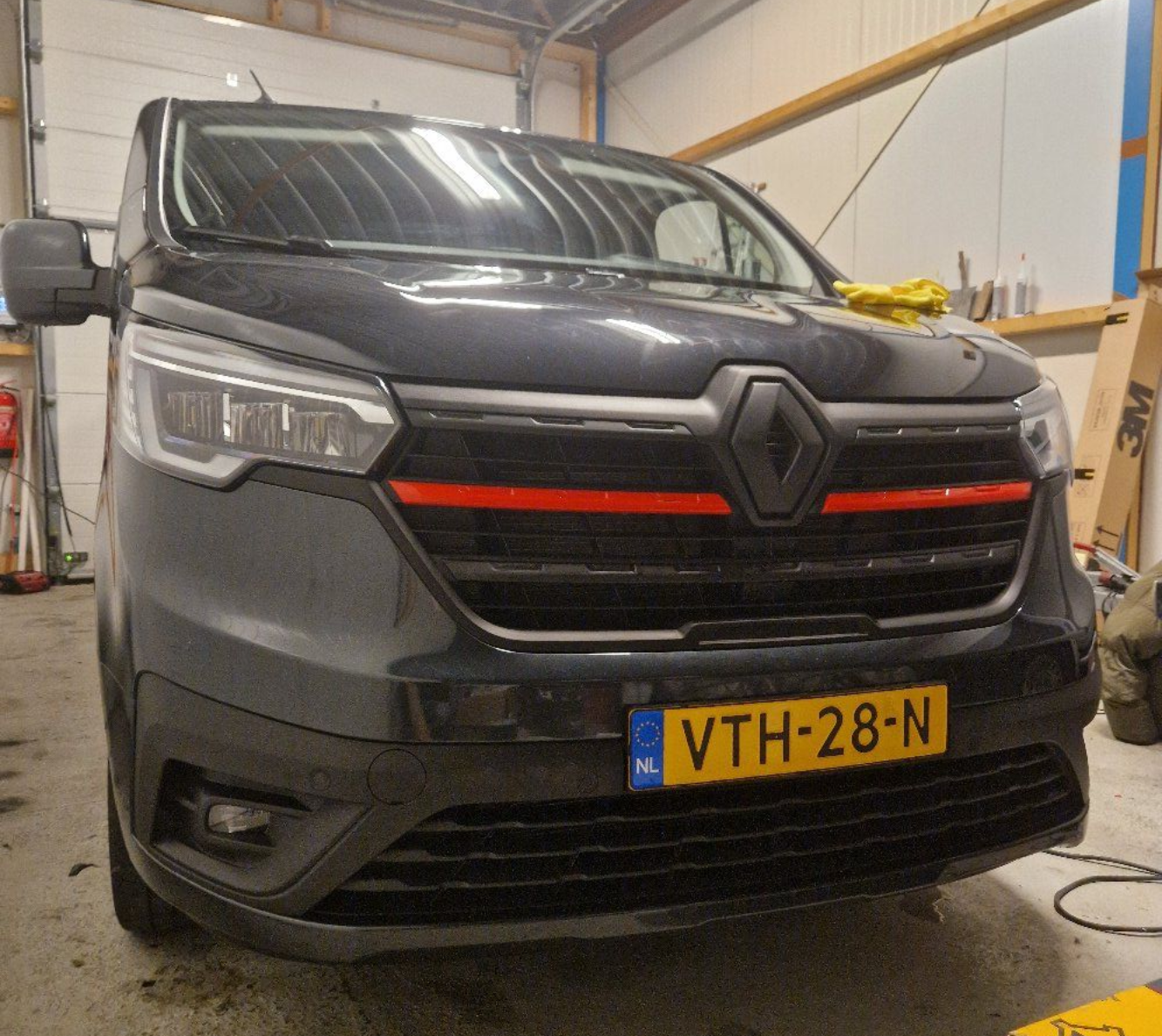 Bedrijfsbus met matte carwrap en sportieve styling professioneel uitgevoerd door JJ Sign