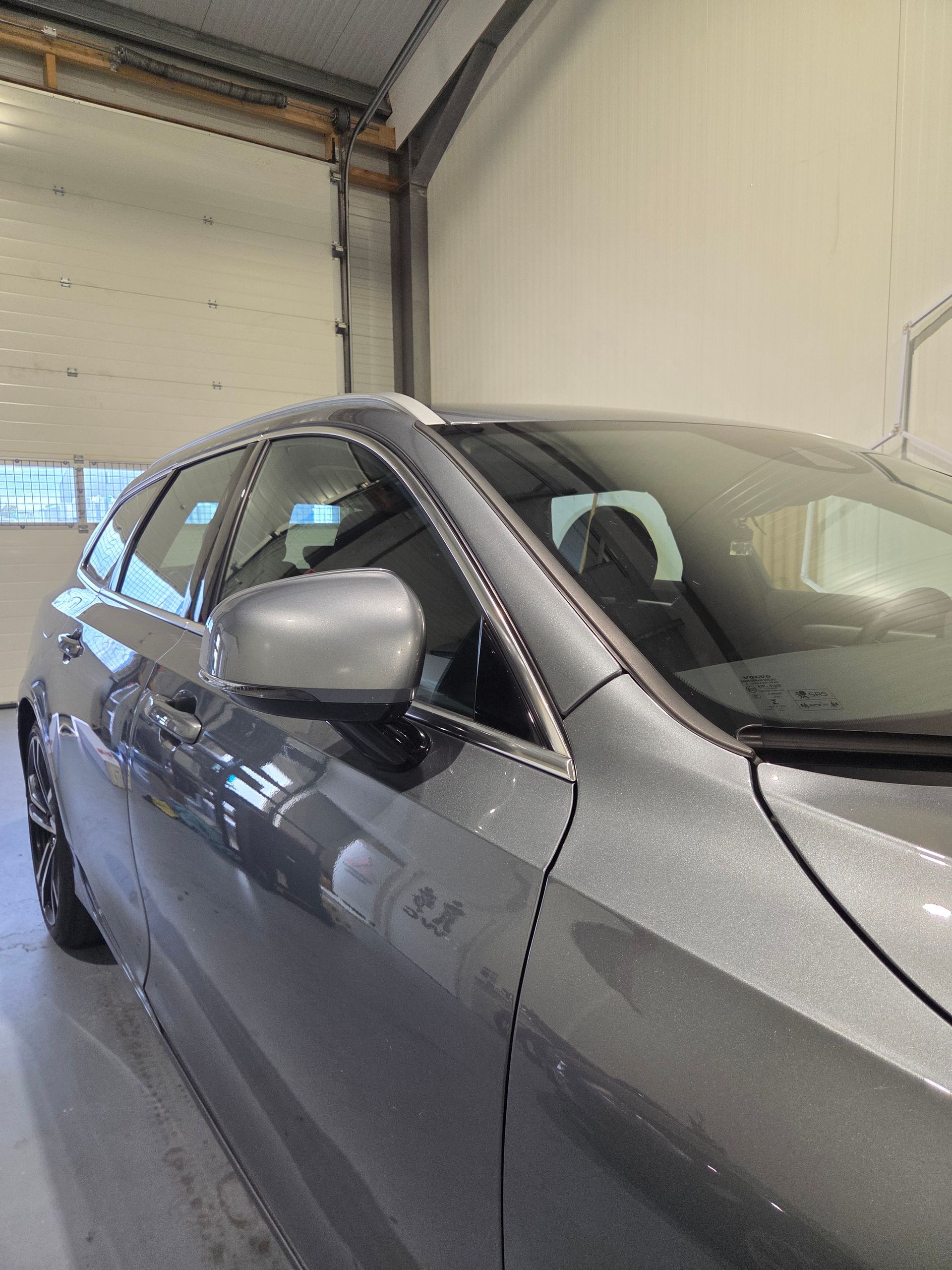 Zwarte auto met glanzende carwrap en stylingdetails professioneel afgewerkt door JJ Sign