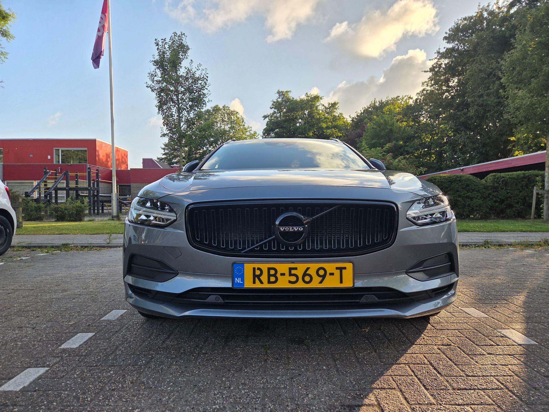 Grill van deze volvo ontchromen professioneel uitgevoerd door JJ Sign