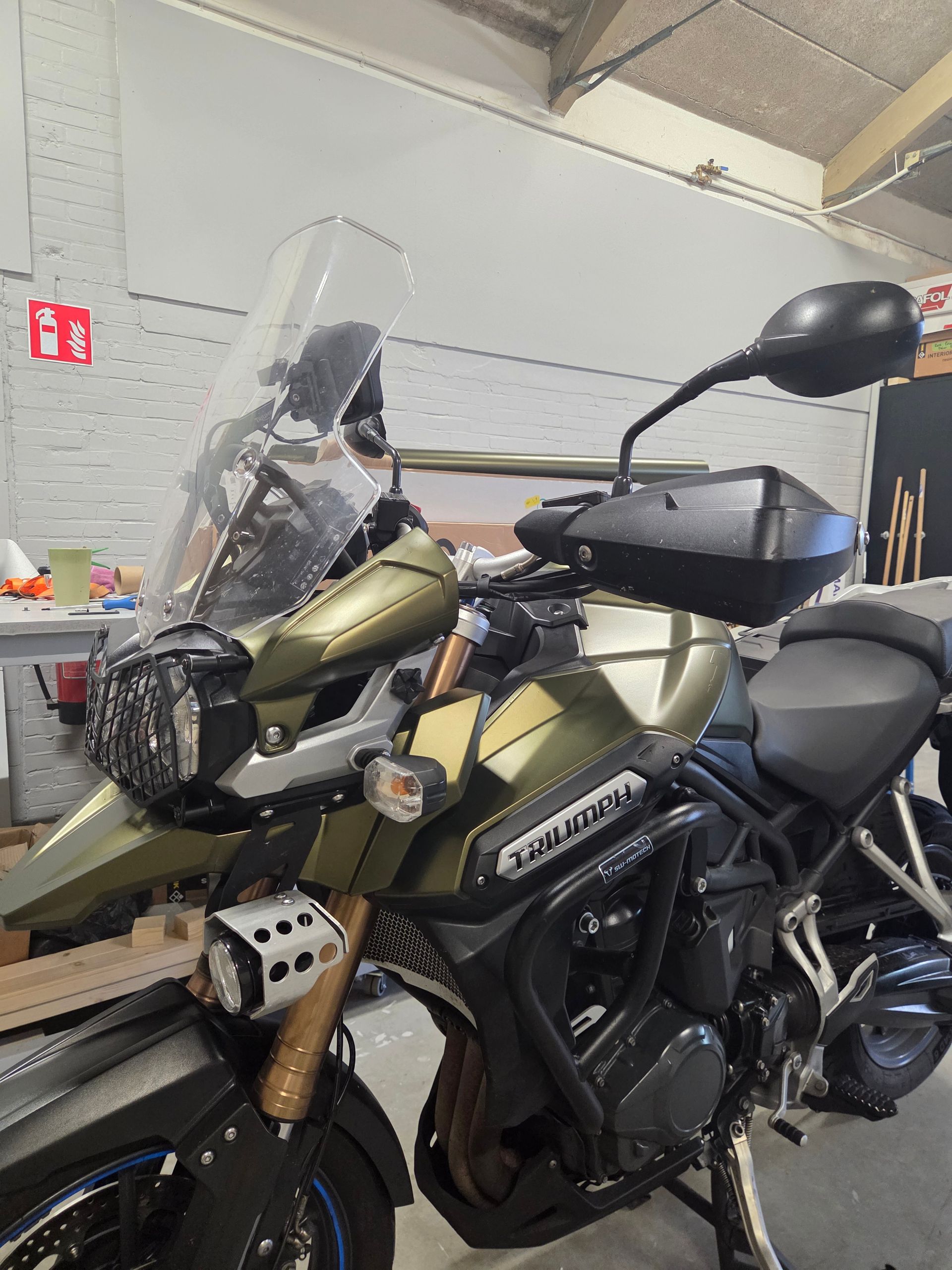 Motor volledig voorzien van nieuwe kleur met hoogwaardige carwrap uitgevoerd door JJ Sign