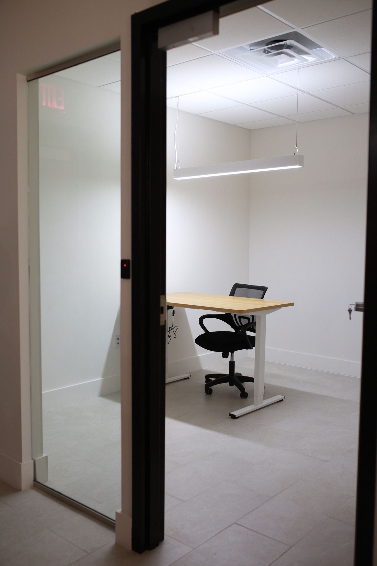A small office with a desk and chair in it.