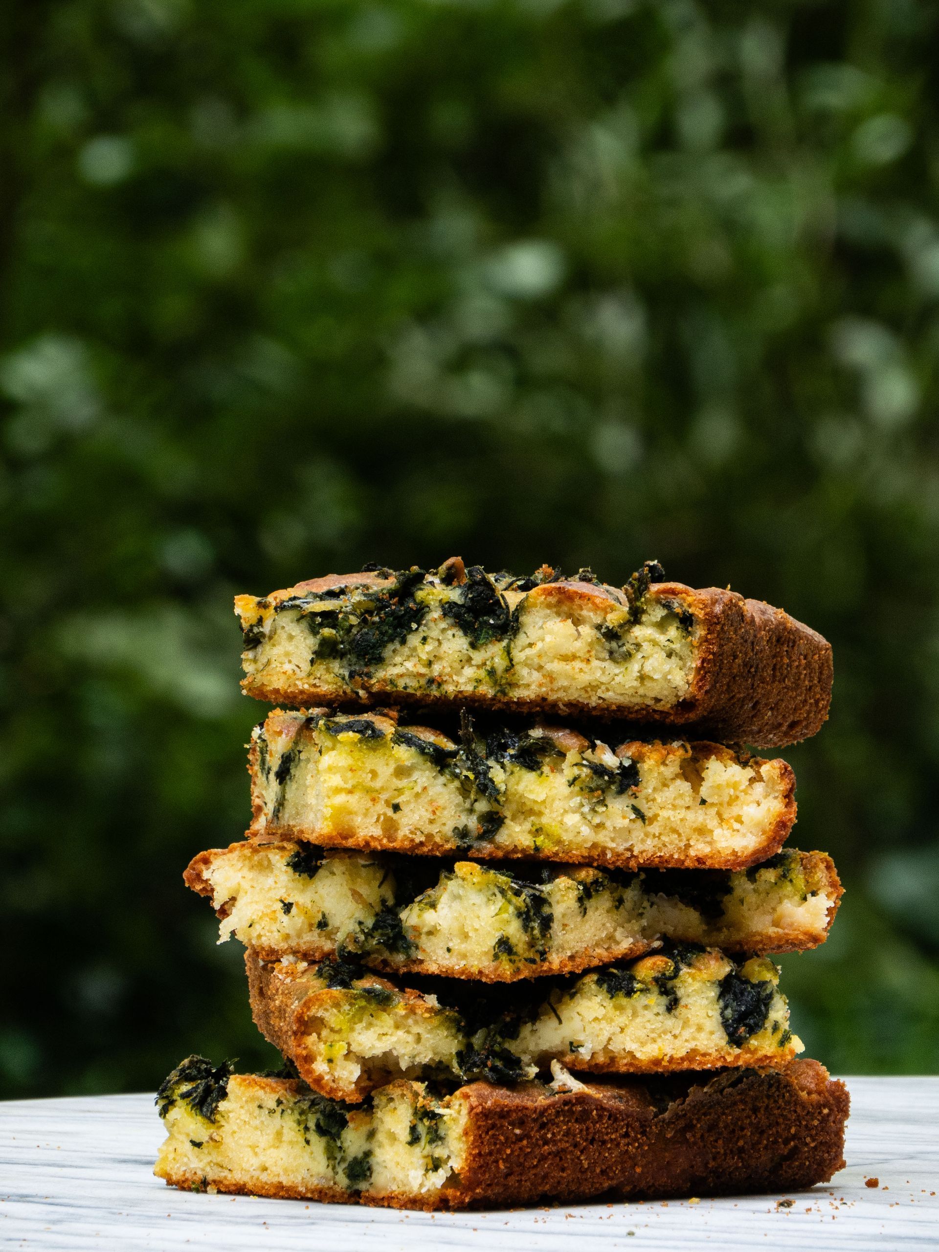Savory corncake with cheese and spinach or nettles. lunch al fresco. maiscake, razljevak, cornbread, met kaas een spinazie, boerenkool of brandnetel, interview door Merijn Tol