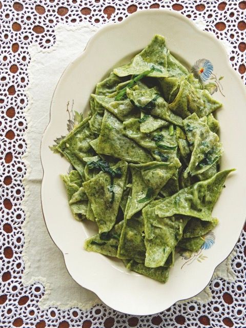 Bosnian klepe, pasta with nettles and wild garlic, lace tablecloth, recipe from ZURE-KERSEN-HART in delicious magazine