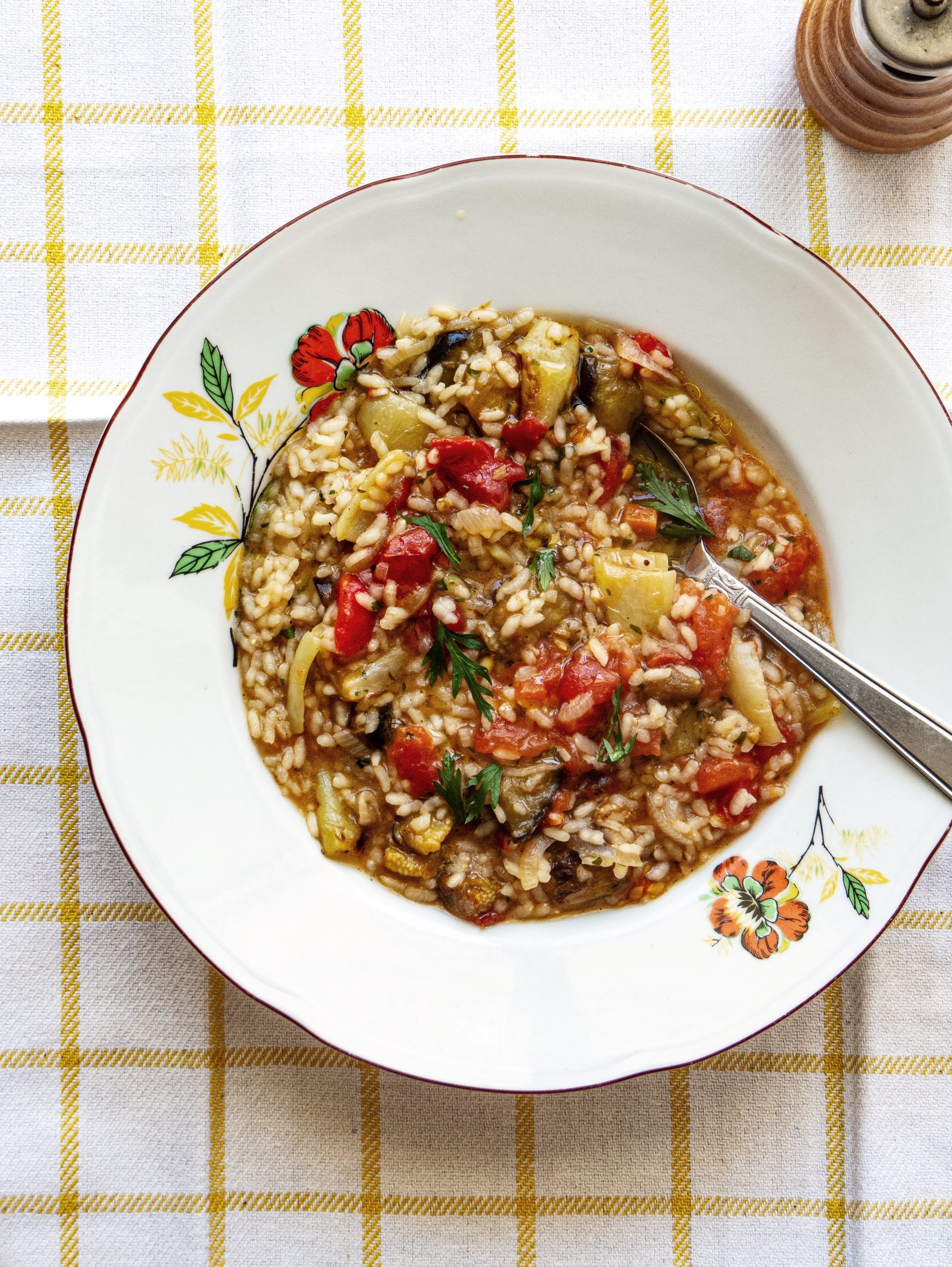 đuveč, Bosnian summer rice dish with peppers, tomatoes and eggplants, recipe from ZURE-KERSEN-HART, cookbook review Scheltema