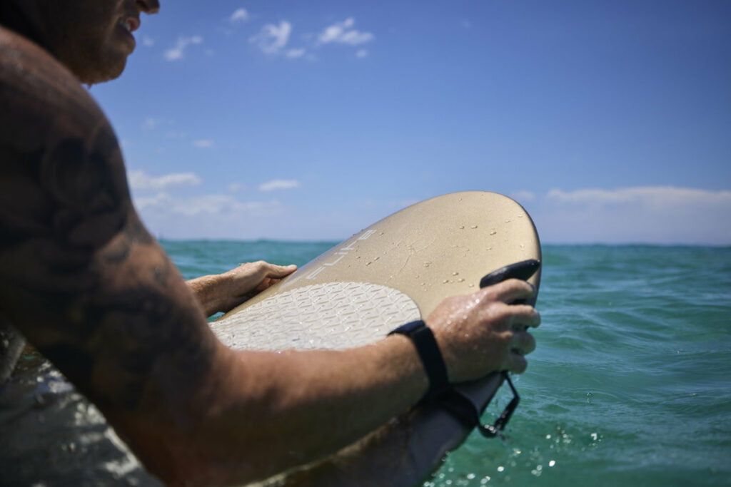 Entretenez votre eFoil et eSurf avec notre guide. Techniques sûres et équipements essentiels.