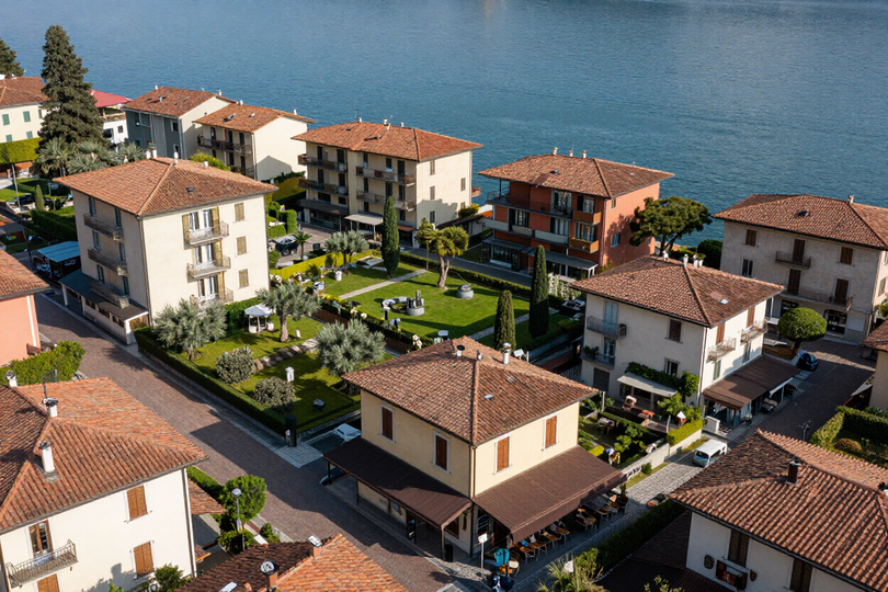Panoramica di edifici residenziali e commerciali in un borgo lacustre del Nord Italia