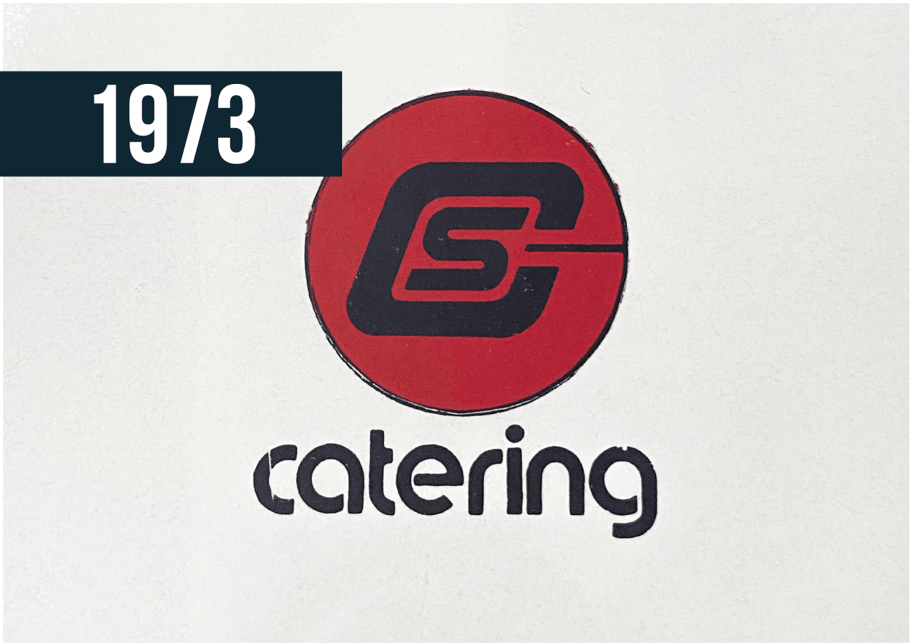 Logotipo de SG Catering de 1973 en negro y rojo sobre fondo blanco.
