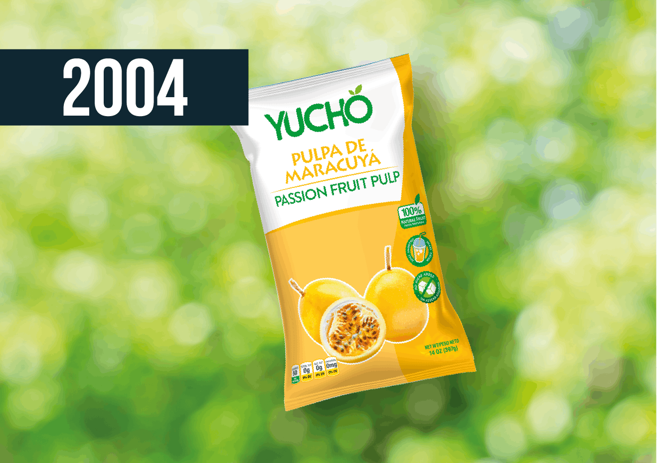 Bolsita de bebida de maracuyá Yucho sobre fondo verde bokeh con etiqueta “2004”.
