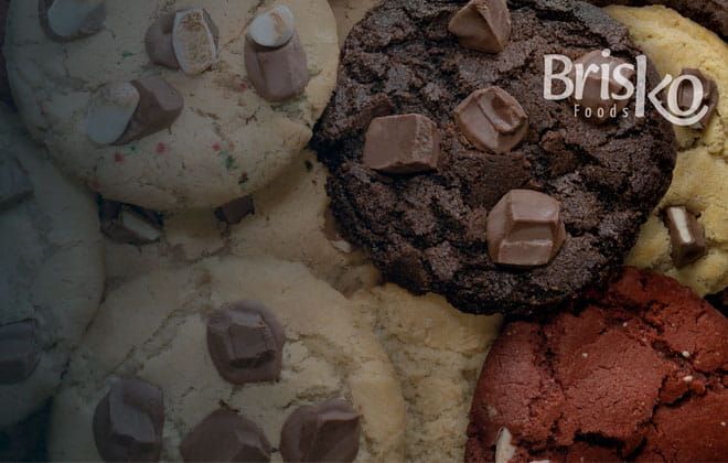 Galletas Brisko surtidas con trozos de chocolate en tonos beige, marrón oscuro y rojo.