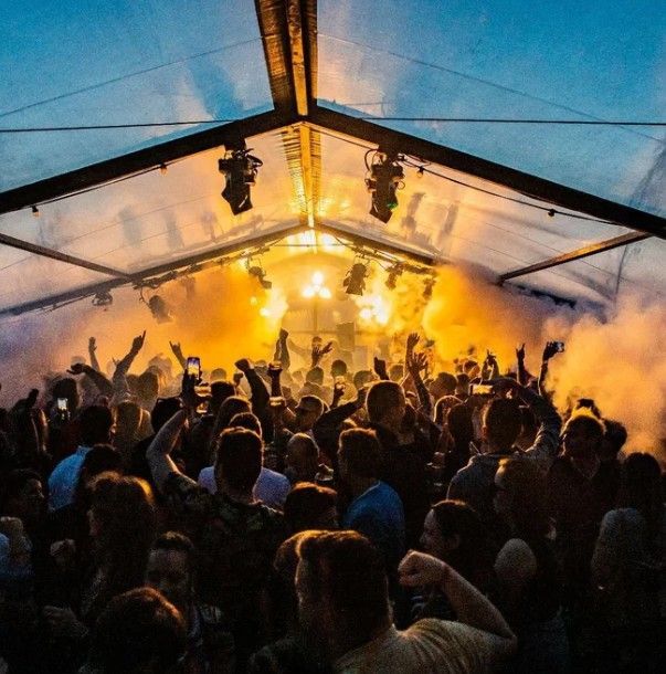 DUE Dance Event 2026 bij Beach Club Azorra Scheveningen