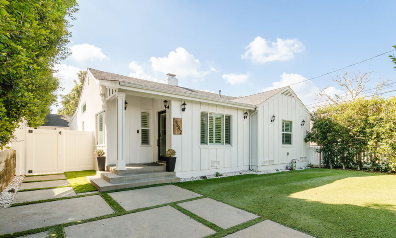 A white house with a large lawn | First time home buyers in Santa Monica, Lisa Kirshner Properties is here to assist you!