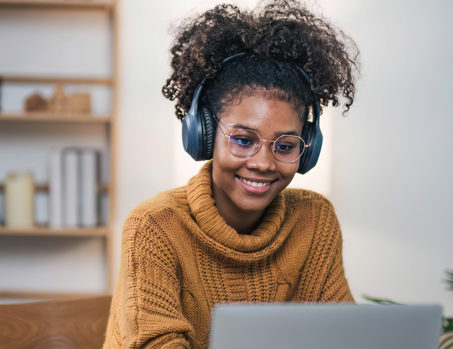 A smiling tutor providing online educational support