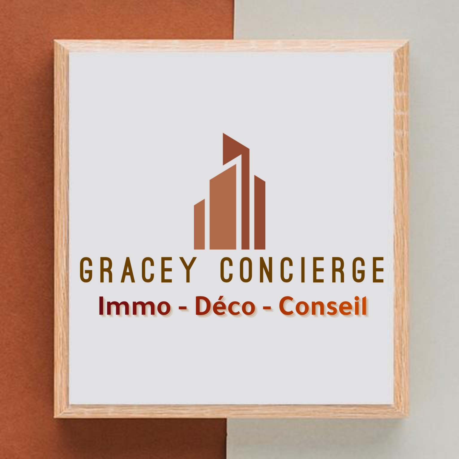 Logo carré beige et bois de “Gracey Concierge”, avec slogan “Immo - Déco - Conseil” en brun et rouge.