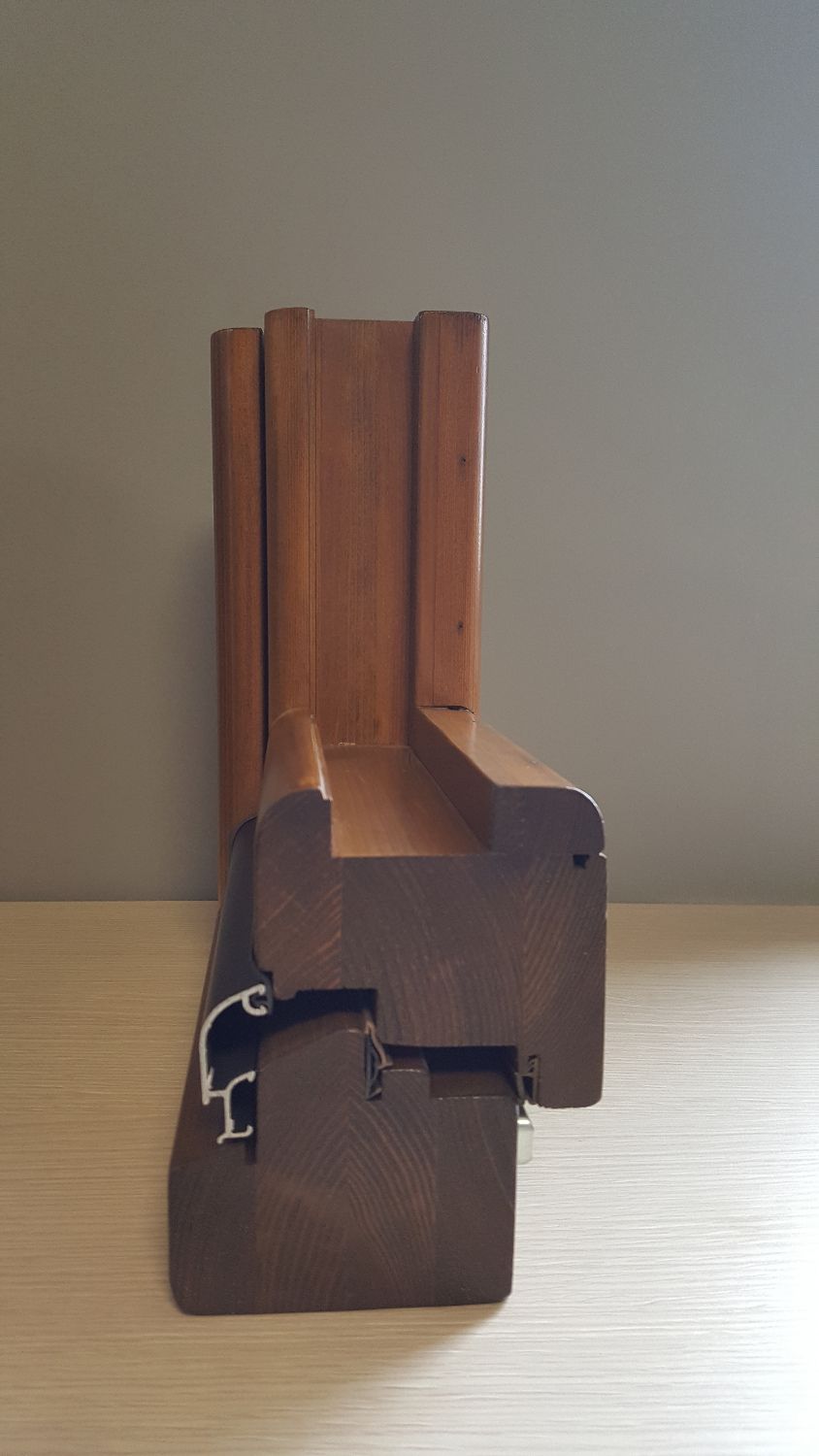 Profilo del telaio della finestra in legno con sezione inferiore in alluminio.