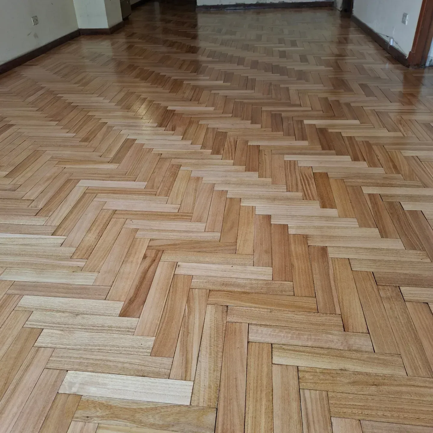 Diagnóstico de piso de parquet dañado