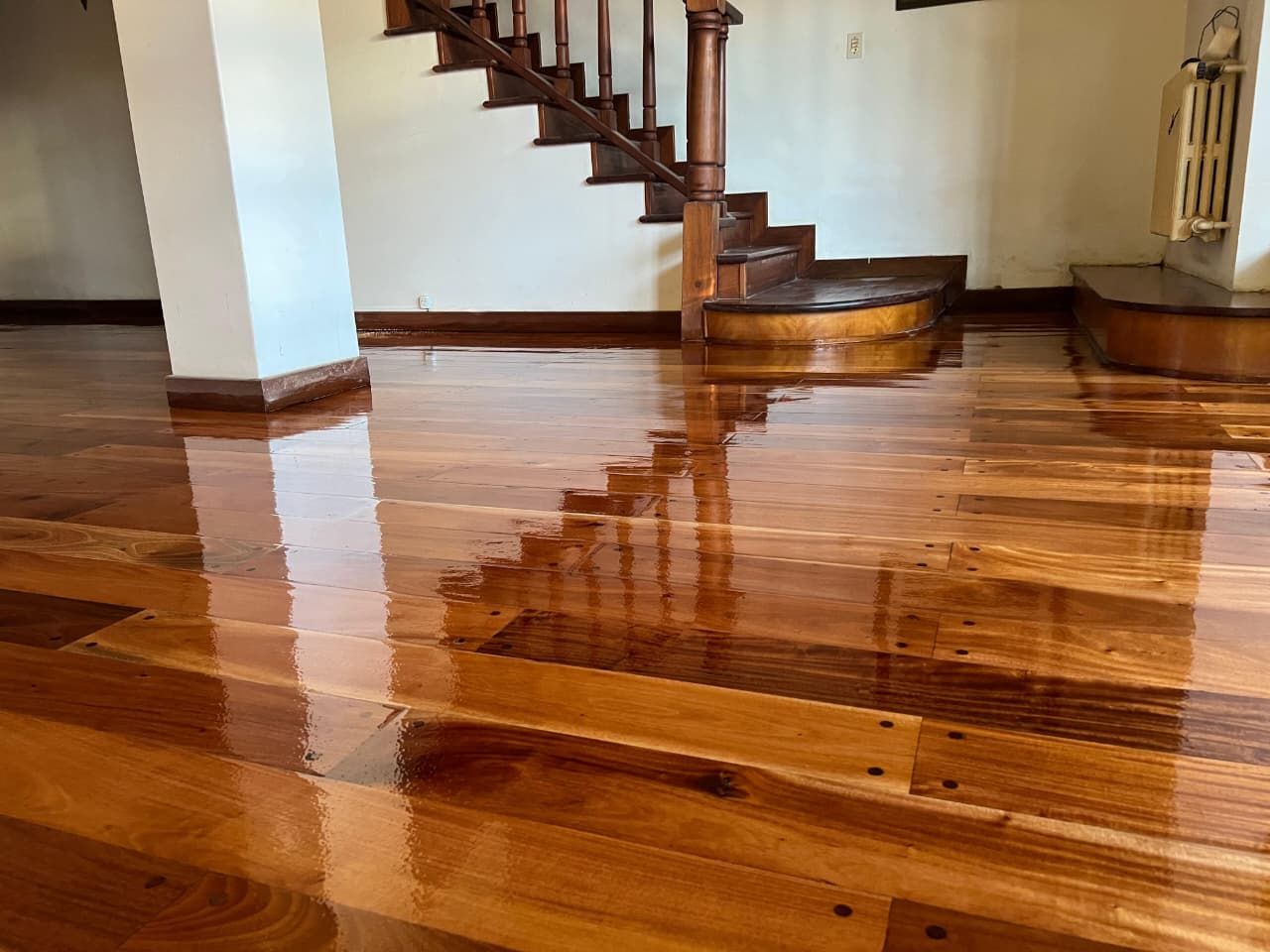 Piso de madera plastificado con acabado brillante