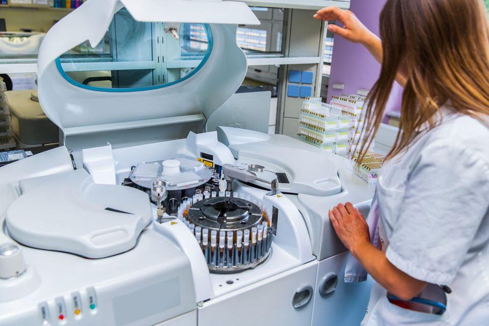 macchinari per analisi cliniche in laboratorio