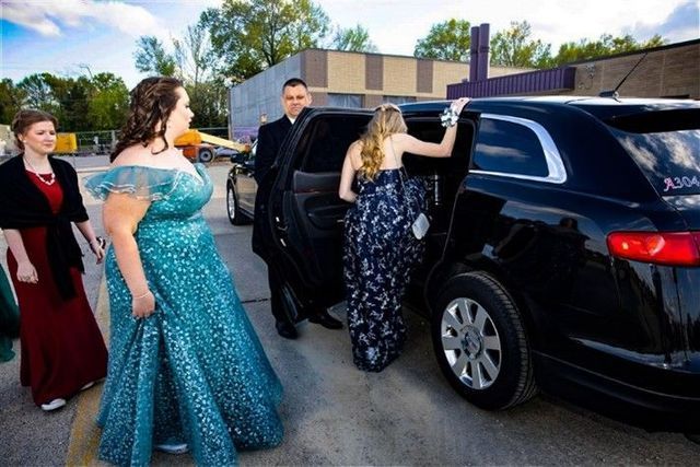 Girls Getting In Car — Louisville, KY — Ambassador Capital Limousine Girls Getting In Car — Louisville, KY — Ambassador Capital Limousine